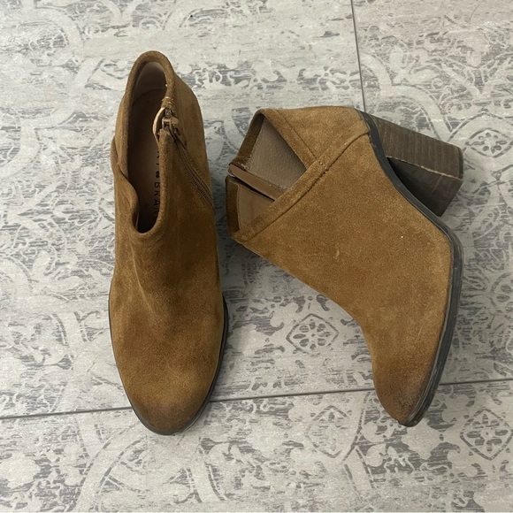 Lucky Brand Camel Brown Suede Ankle Bootie Boots SZ 6 - Picture 1 of 9